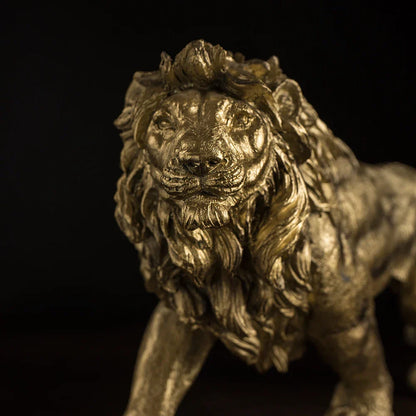 Figura DecorBites™ del Rey León Dorado: Estatua decorativa moderna para oficina y hogar