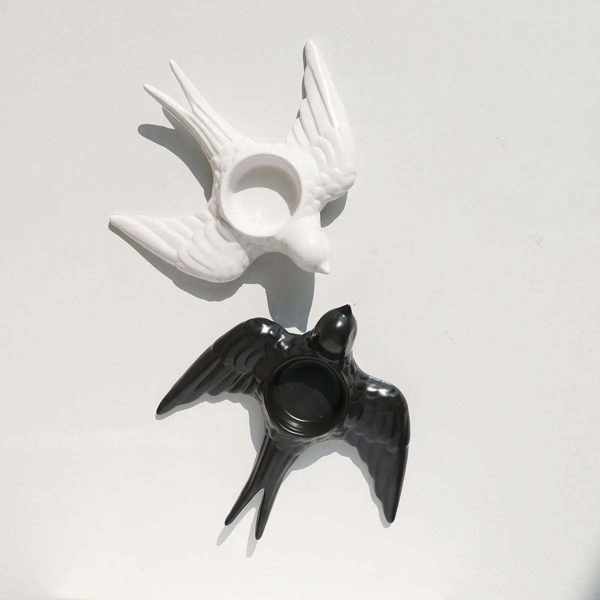 ديكورات زفاف حامل الشموع الخزفي على شكل طائر ذهبي من DecorBites™