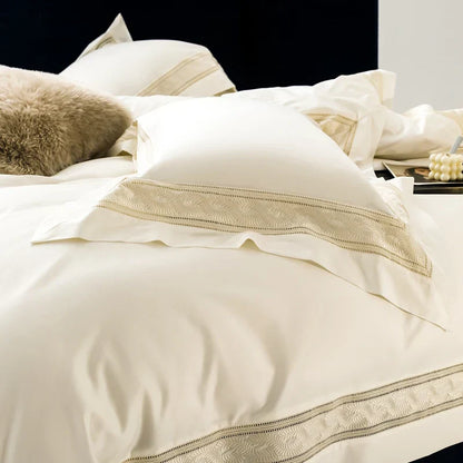 Juego de cama DecorBites™ de 1400 hilos de algodón egipcio con bordado de borde ancho y diseño calado.