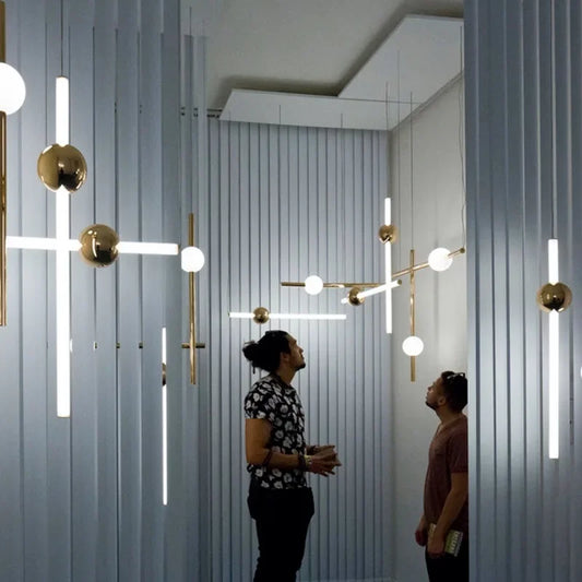 Lámparas colgantes DecorBites™ con marco geométrico lineal para escaleras y decoración de mesas.