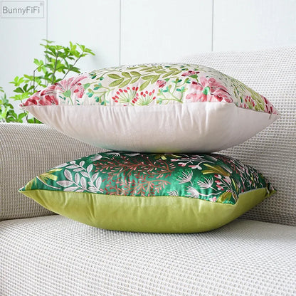 Funda de cojín DecorBites™ con estampado floral jacquard, 45x45 cm, rosa, verde y azul. Tacto suave y liso.