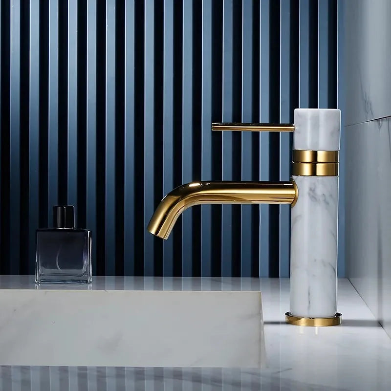 Grifo de baño DecorBites™ en oro cepillado con caño giratorio y detalles de mármol