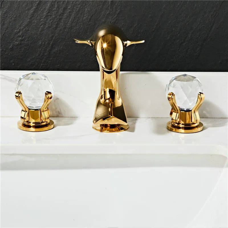 Grifo para lavabo DecorBites™ Gold: Grifo para lavabo de baño Dolphin de latón y níquel, 3 orificios de separación.