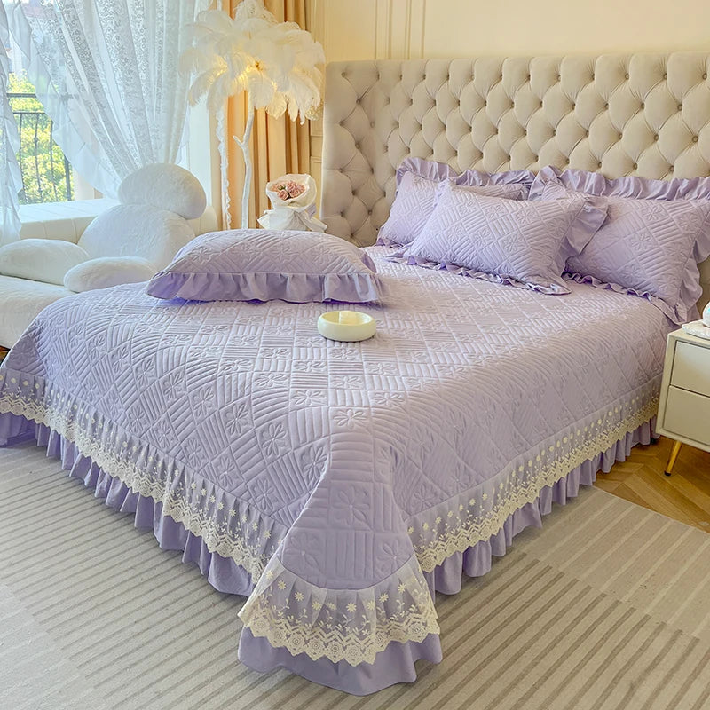 Decobites Lace Ruffles Quilted Bedspread Set with Pillowcases