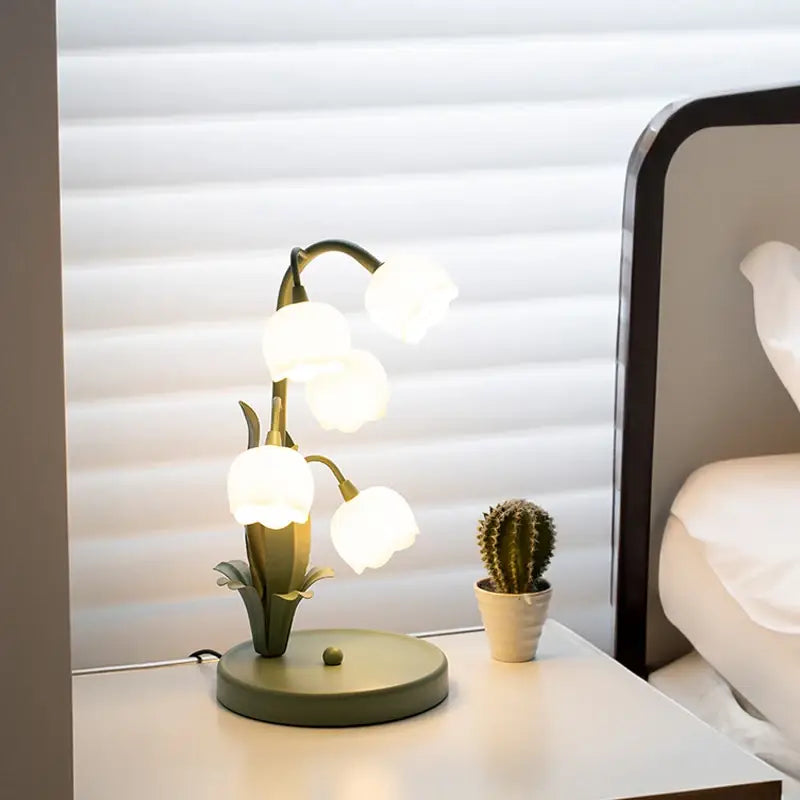 Decorbites™ Vintage Blumen-Tischleuchte für das Zuhause: 5-Lilien-Nachttischlampe in 3 Farbmustern mit G4-LED-Birnen