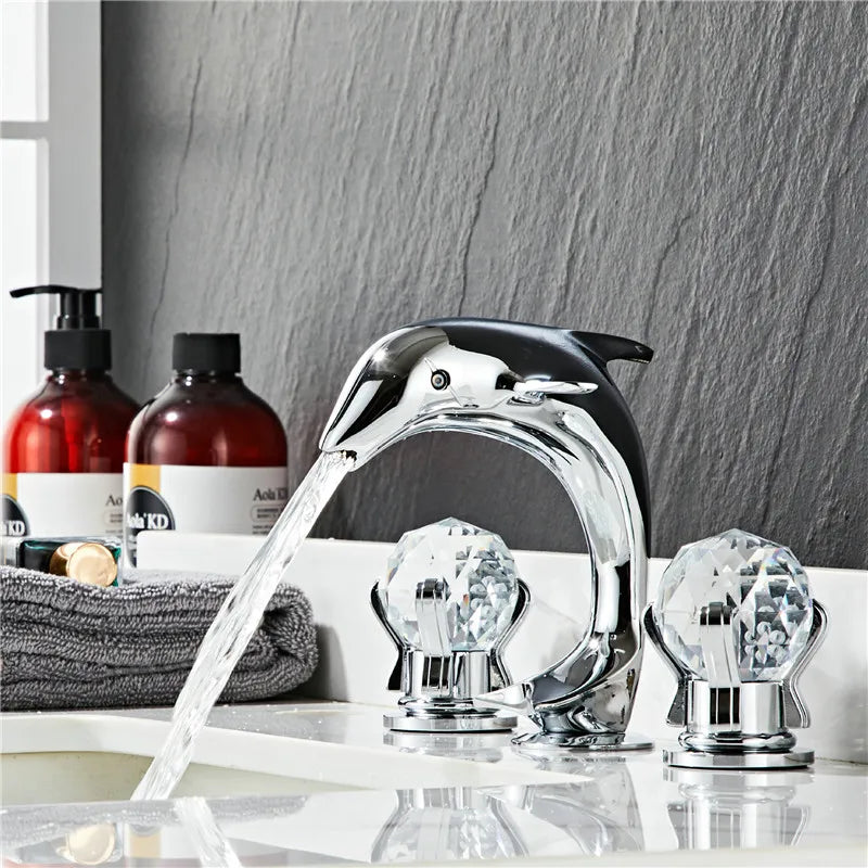 Grifo para lavabo DecorBites™ Gold: Grifo para lavabo de baño Dolphin de latón y níquel, 3 orificios de separación.