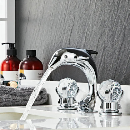 Grifo para lavabo DecorBites™ Gold: Grifo para lavabo de baño Dolphin de latón y níquel, 3 orificios de separación.