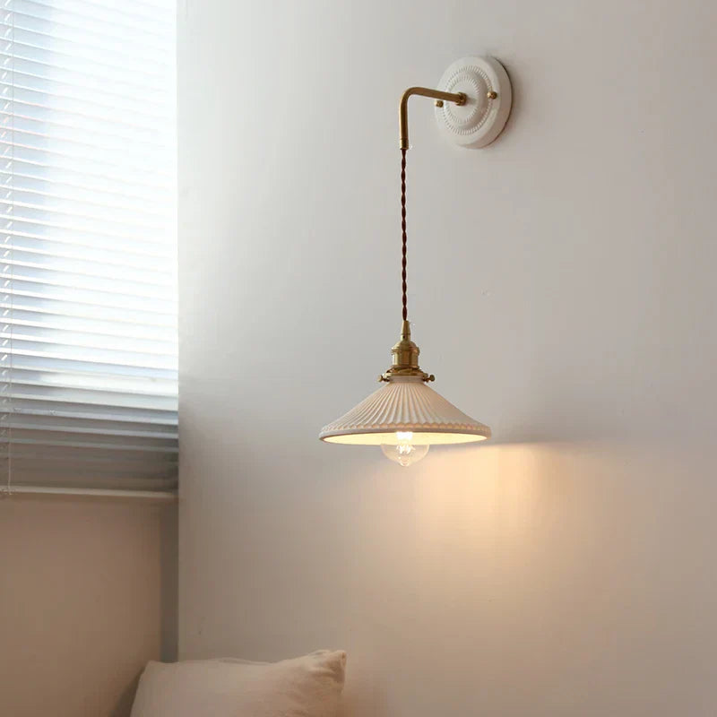 DecorBites™ مصباح حائط LED قابل للتعديل مخطط من السيراميك والنحاس ومرآة بجانب السرير