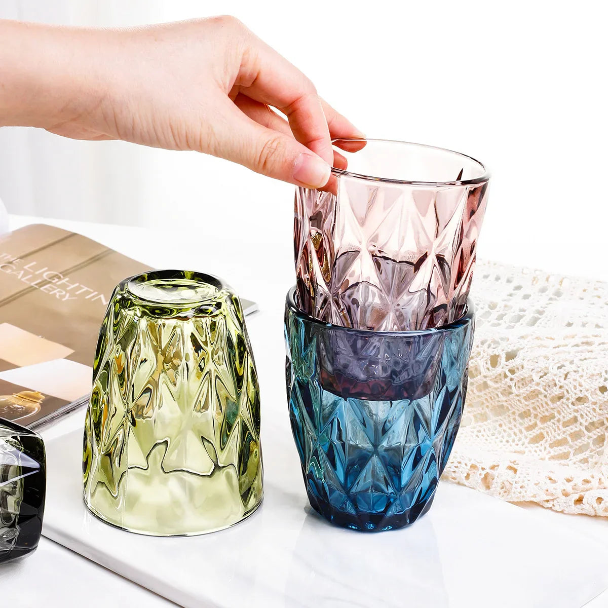 Vasos DecorBites™ de 240 ml para bebidas frías, ideales para fiestas familiares y con amigos.