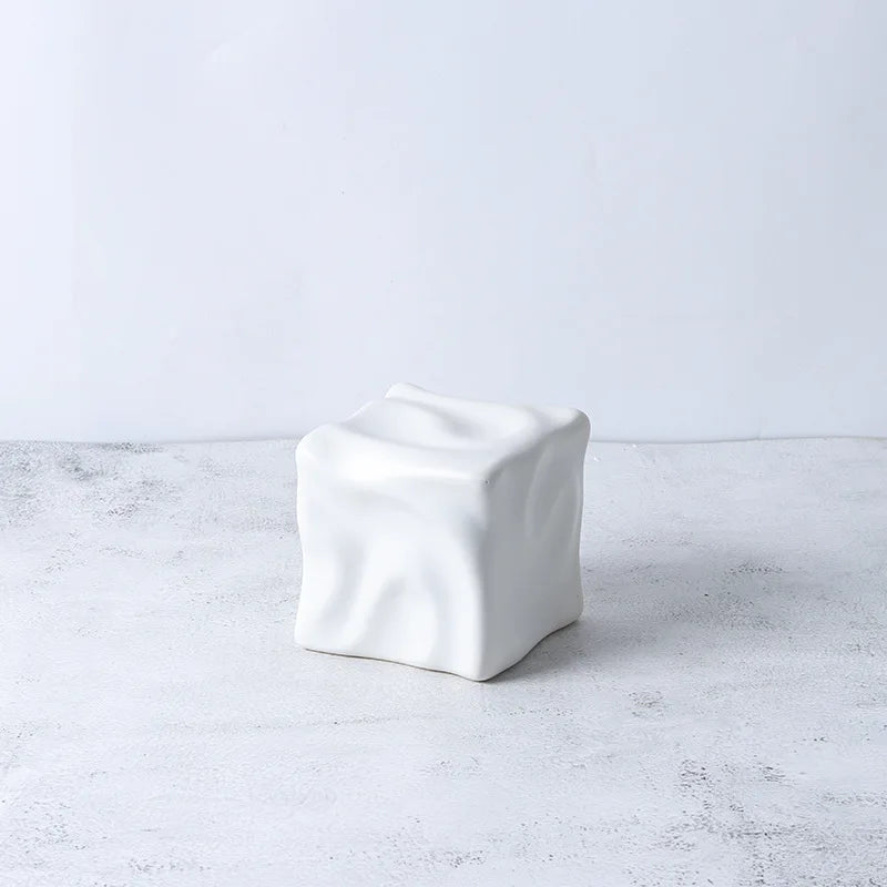 Figura decorativa Decorbites™ de cerámica dorada con patrón geométrico irregular plegado