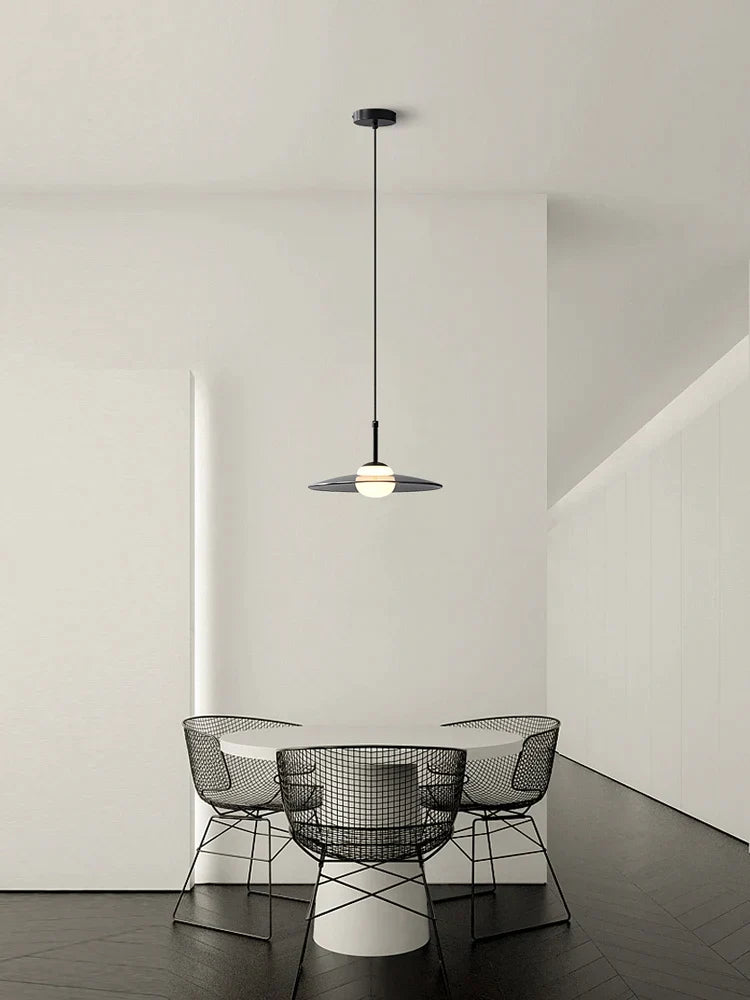 مصباح معلق زجاجي من DecorBites™ بجانب السرير مع لمسات نحاسية