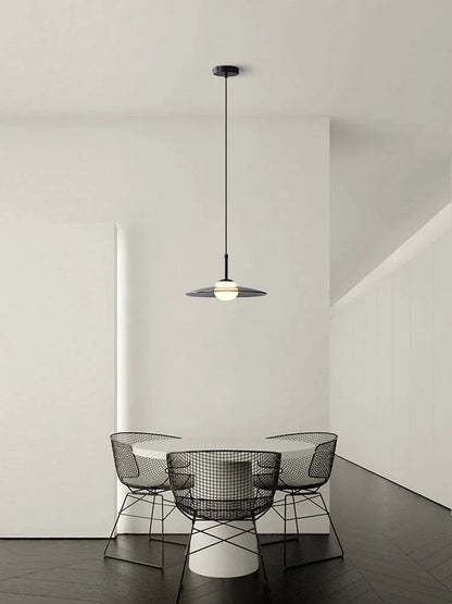 مصباح معلق زجاجي من DecorBites™ بجانب السرير مع لمسات نحاسية