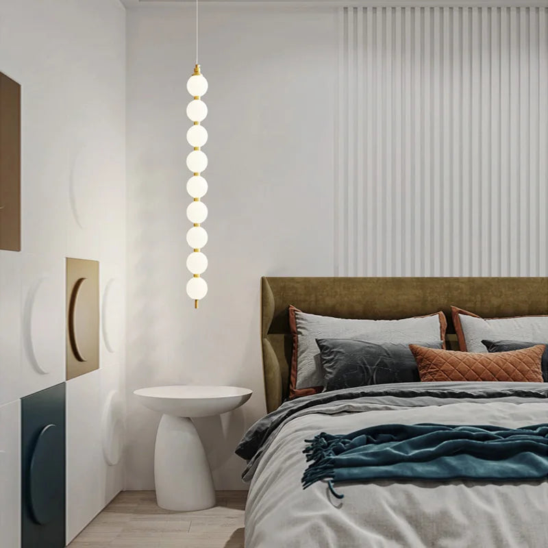 DecorBites™ مصباح LED زجاجي على شكل كرة الطاولة بتصميم آرت ديكو باللون الذهبي والكروم الأسود.