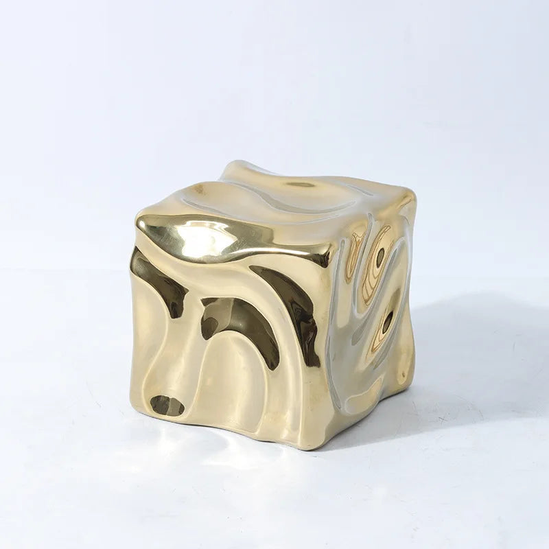 Figura decorativa Decorbites™ de cerámica dorada con patrón geométrico irregular plegado