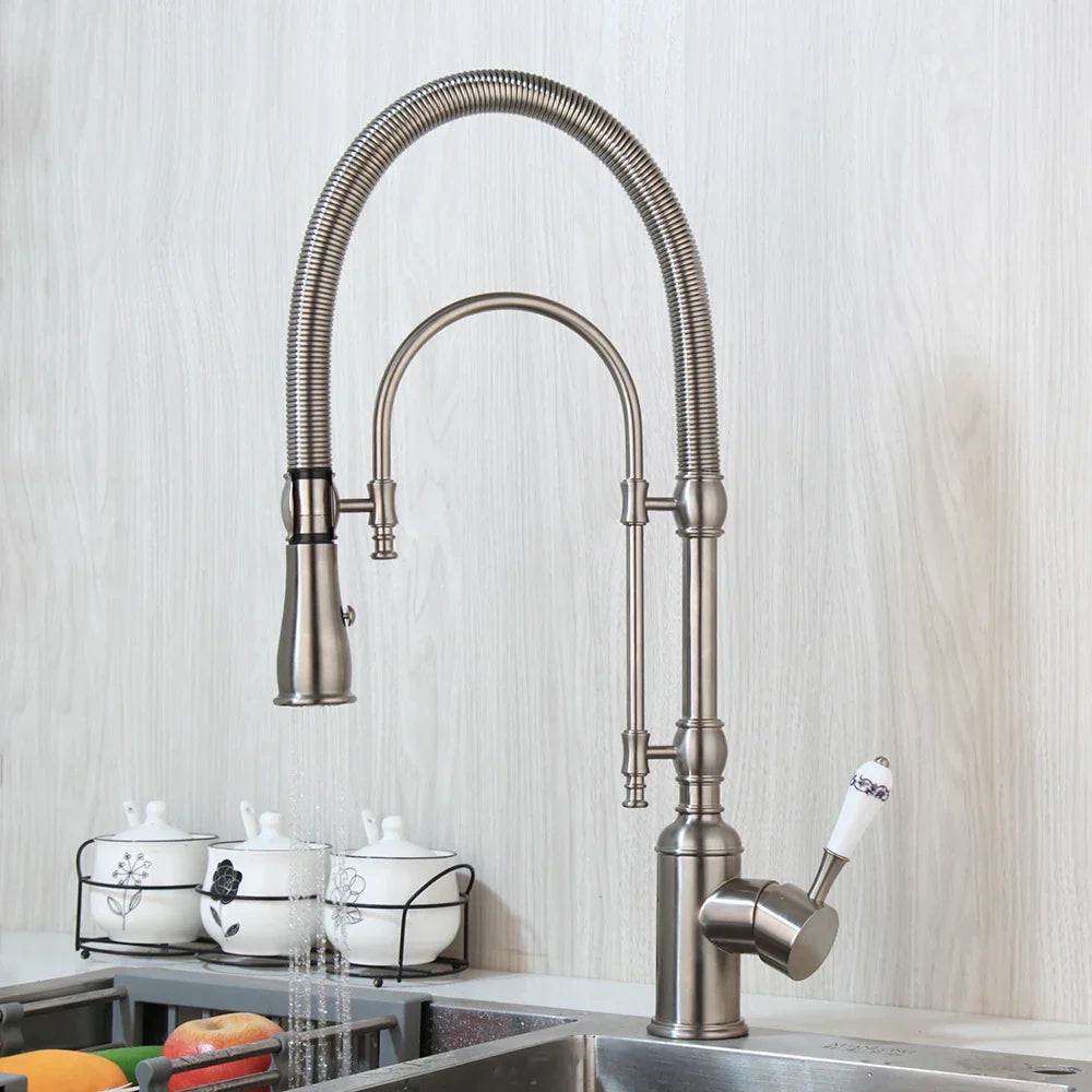 Grifo mezclador giratorio para lavabo de cocina DecorBites™ dorado con resorte extraíble