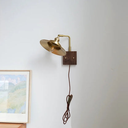 Lámpara de pared LED DecorBites™ de madera de nogal, giratoria, de cobre