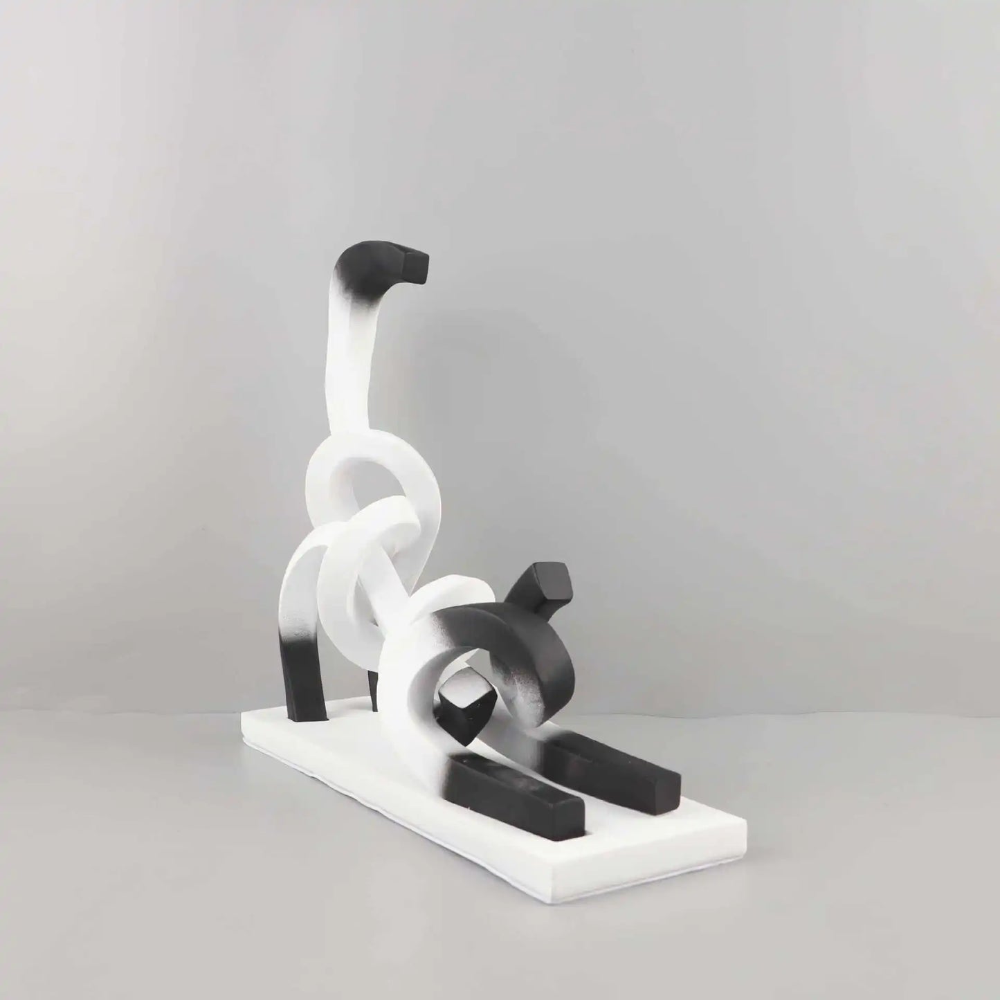 ديكوربايتس™ - منحوتة قطة تجريدية: أعمال يدوية من الراتنج لديكور غرف الأطفال