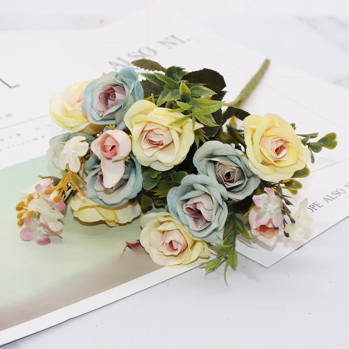 زهور صناعية من الحرير من DecorBites™ مصنوعة من الفاوانيا الزرقاء وزهور الشاي الوردية لتزيين حديقة المنزل وحفلات الزفاف