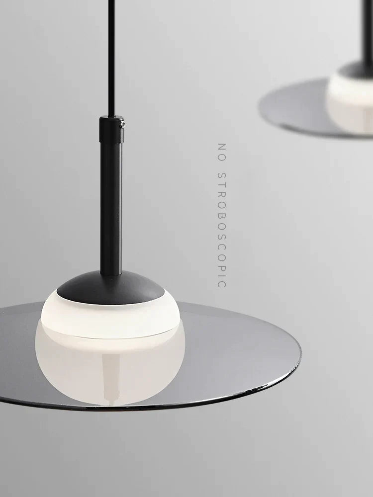 مصباح معلق زجاجي من DecorBites™ بجانب السرير مع لمسات نحاسية