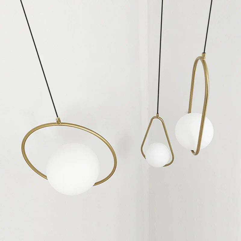 Lámpara colgante de bola de cristal DecorBites™: Elegante lámpara de comedor, acabado dorado