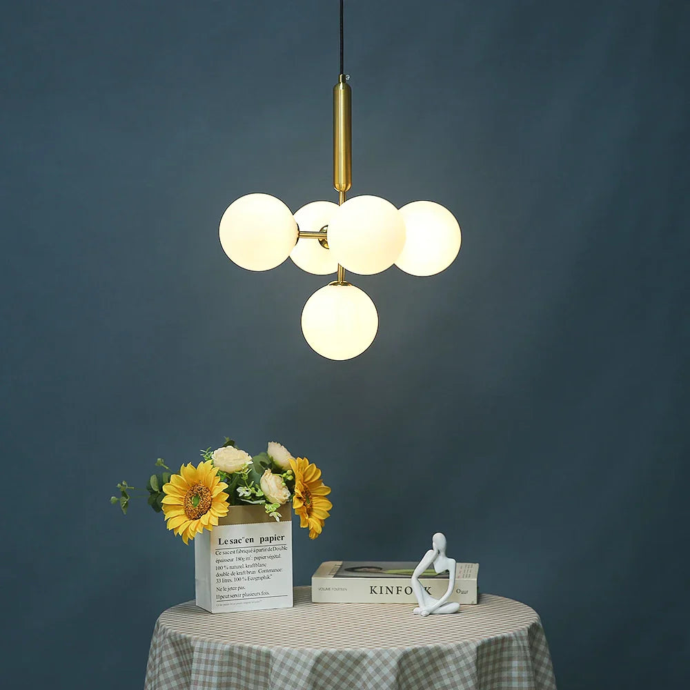 Lámpara de techo tipo candelabro con bolas de cristal dorado DecorBites™ para una decoración elegante del hogar