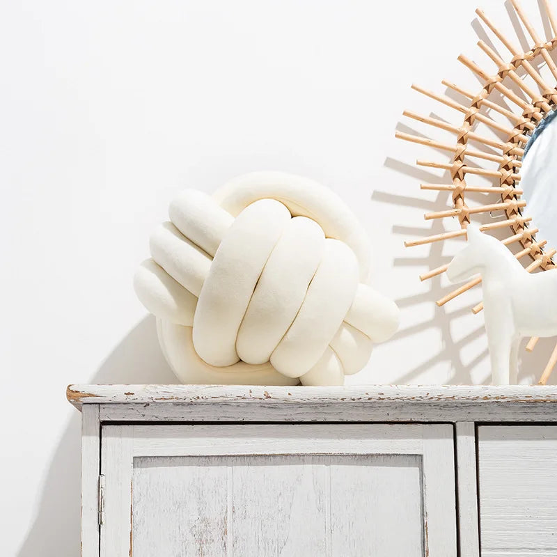 وسادة DecorBites™ Knot Ball قصيرة من القطيفة لديكور المنزل والراحة