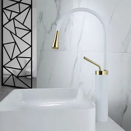Grifo de lavabo DecorBites™ en oro cepillado/negro/blanco con monomando giratorio y manguera de desagüe.
