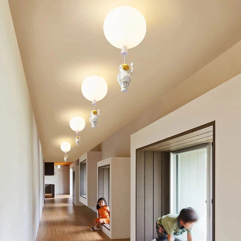Lámpara colgante de bola de cristal de astronauta LED™ Decorbites para habitación de niños