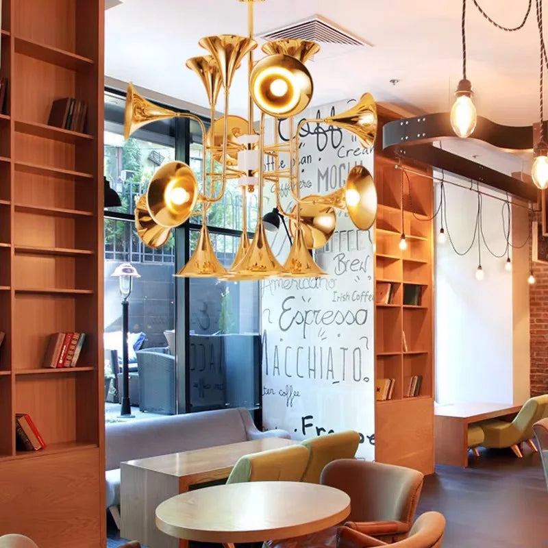 Lámparas de pie colgantes DecorBites™ Gold Trumpet de múltiples cabezales: modernas y creativas lámparas de pie con forma de cuerno.