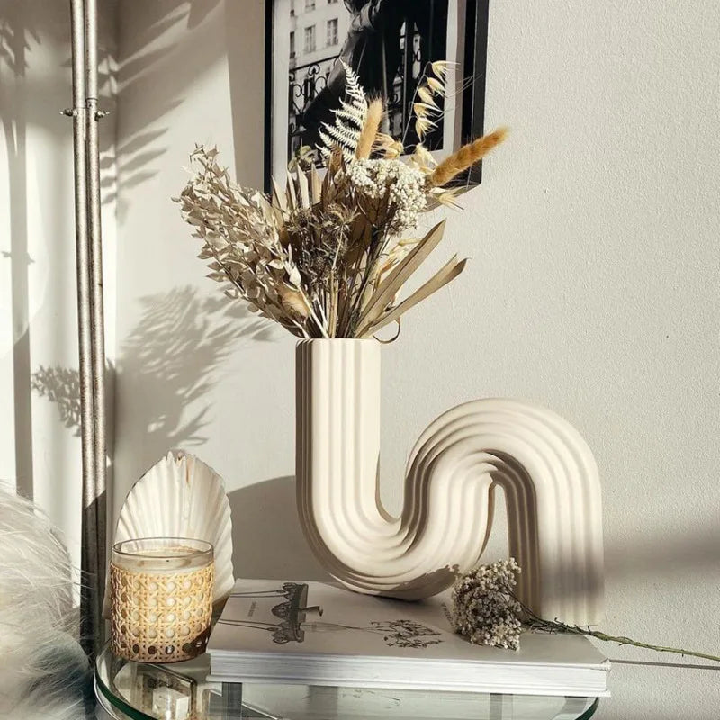 Jarrón geométrico de cerámica DecorBites™ | Decoración de escritorio en forma de S | Accesorios de decoración para el hogar