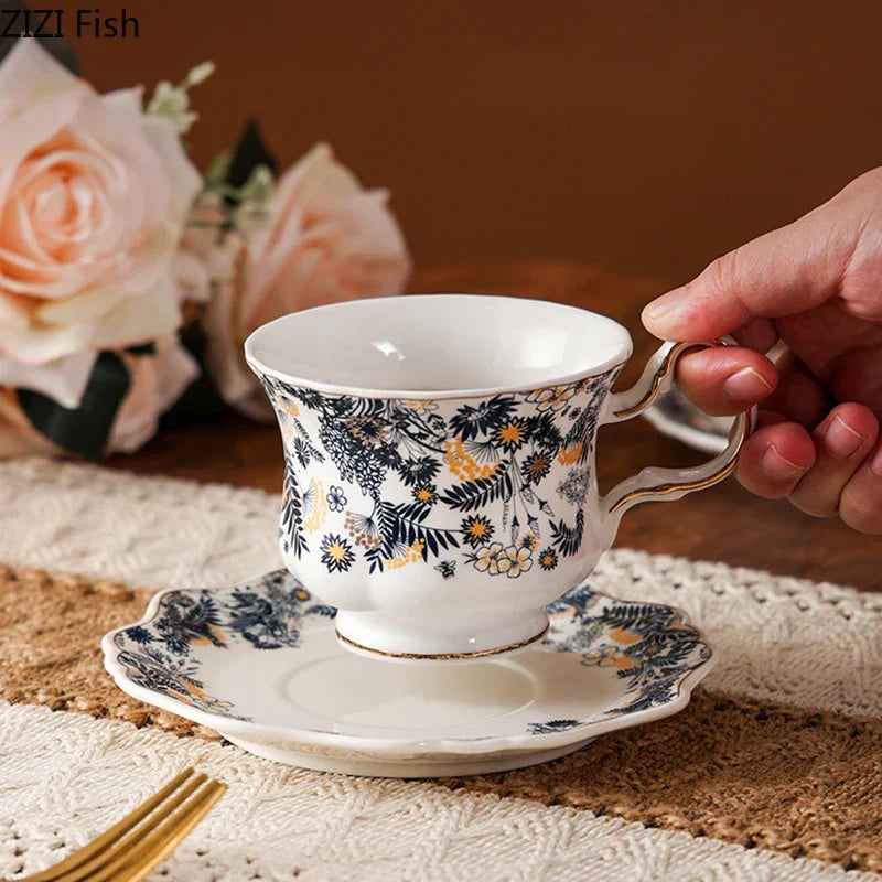 طقم أكواب قهوة كلاسيكية من البورسلين الأزرق والأبيض من ديكوربايتس™ مع صحن وفنجان شاي بحافة ذهبية