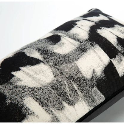 غطاء وسادة قطني من قماش الجاكار أحادي اللون بتصميم تجريدي من DecorBites™ لديكور الاستوديو والمنزل الأنيق