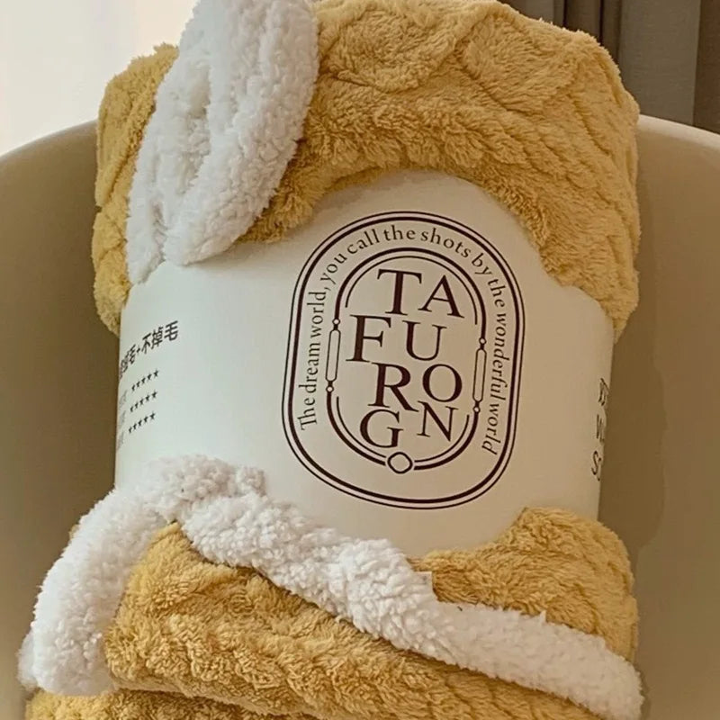 Manta de forro polar coralino con jacquard acogedor DecorBites™