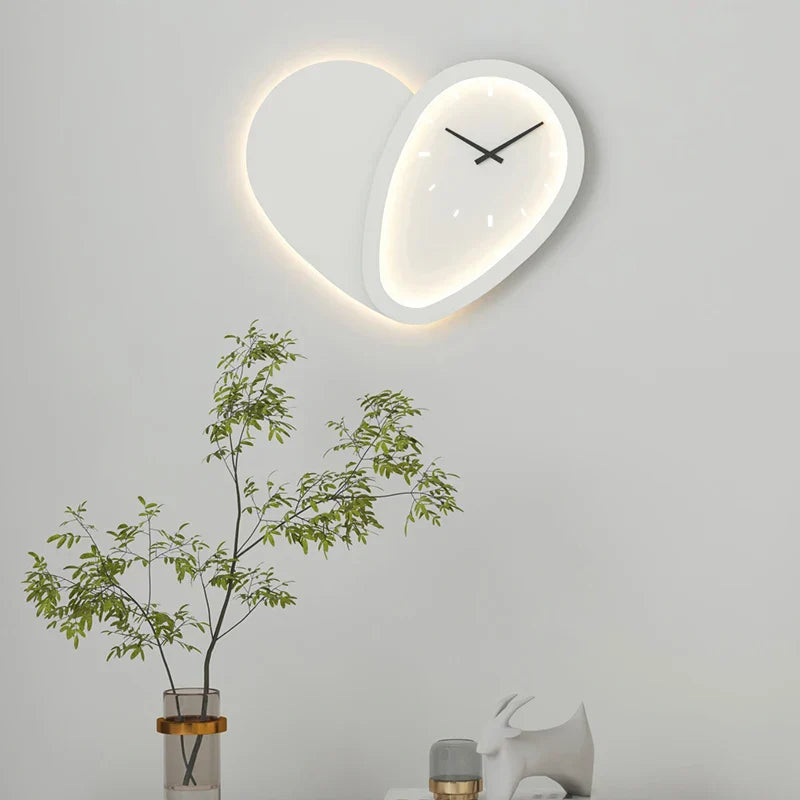Aplique de pared con forma de reloj y corazón DecorBites™, regulable, para iluminación interior de dormitorio.