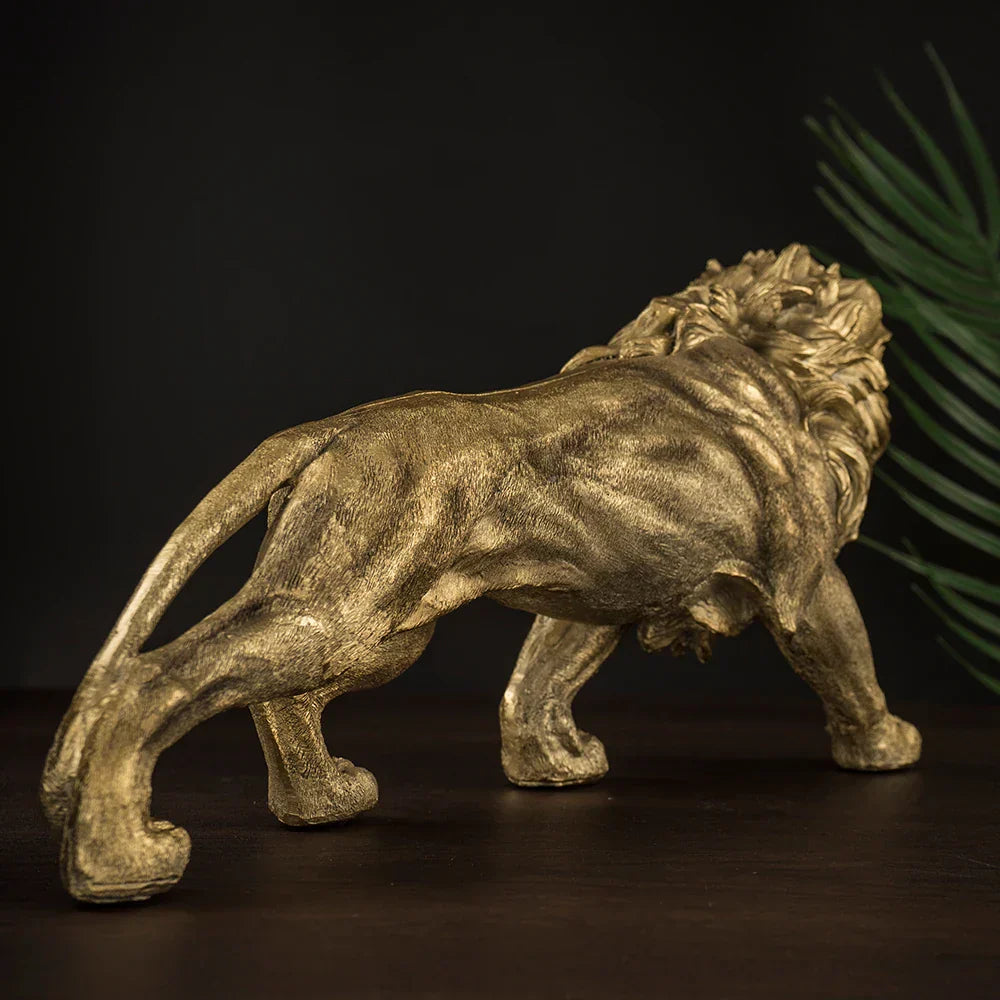 Figura DecorBites™ del Rey León Dorado: Estatua decorativa moderna para oficina y hogar