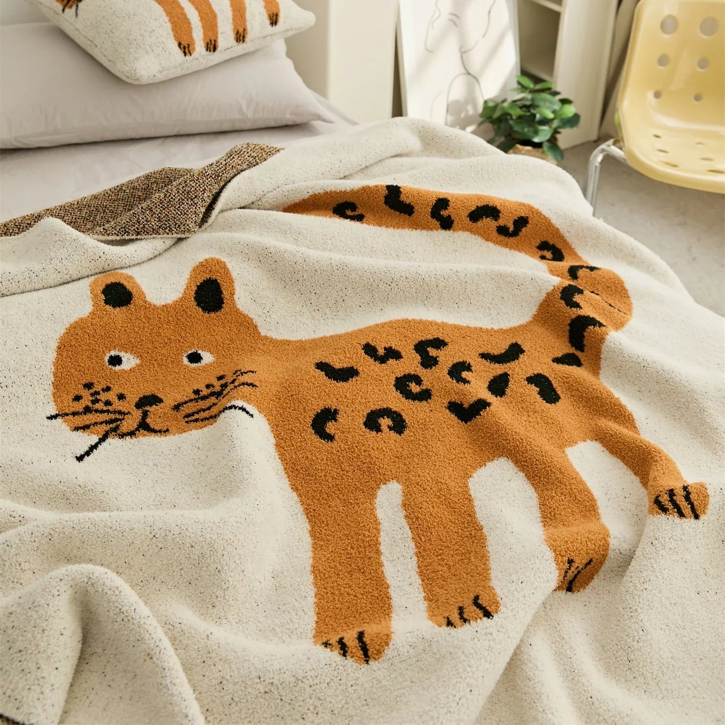 DecorBites™ Kawaii Cat Jacquard Knitted Blanket