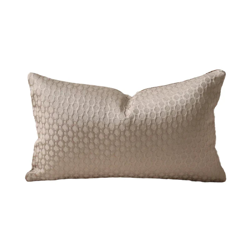 Funda de almohada DecorBites™ con diseño geométrico de anillos convexos en jacquard color capuchino.