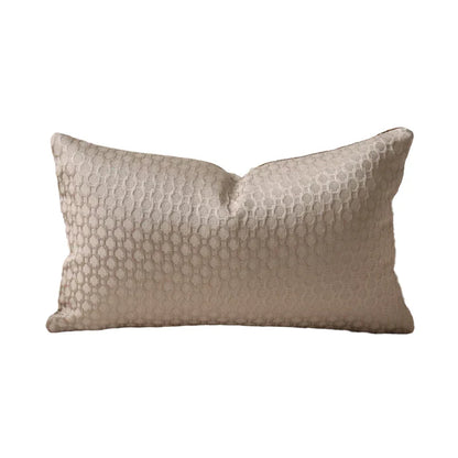 Funda de almohada DecorBites™ con diseño geométrico de anillos convexos en jacquard color capuchino.