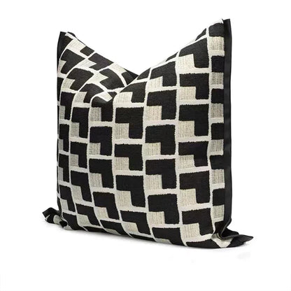 Funda de cojín DecorBites™ con textura geométrica en negro y dorado para una decoración elegante del salón.