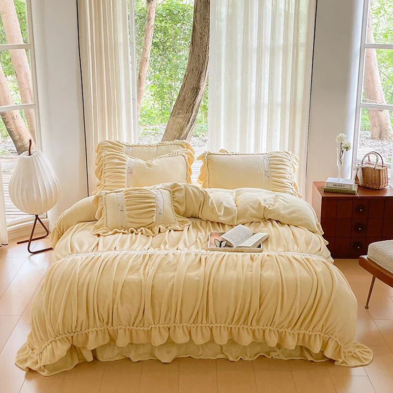 Juego de cama DecorBites™ con volantes de encaje plisado francés, funda nórdica de terciopelo polar y flores bordadas.