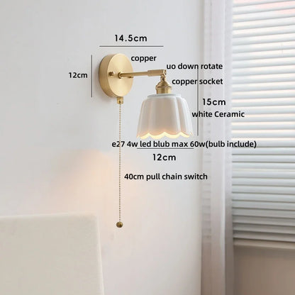 وحدة إضاءة حائط نحاسية من DecorBites™ لغرفة النوم بجانب السرير ومصباح سيراميك أبيض