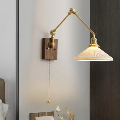 DecorBites™ مصباح حائط LED بذراع دوارة من النحاس مع مفتاح سحب وسلسلة ومظلة من خشب الجوز