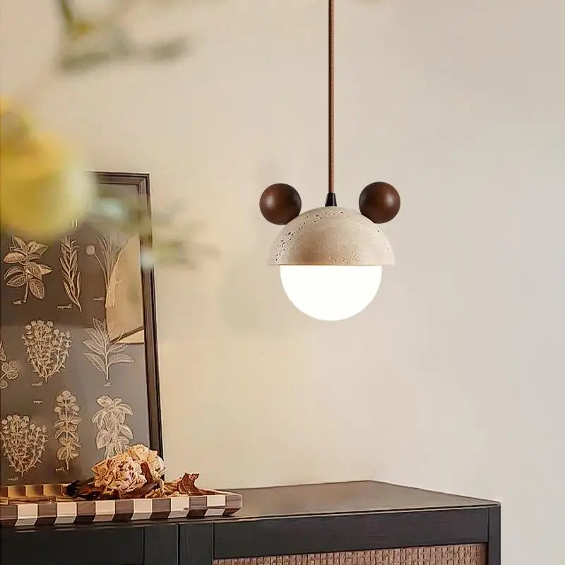 Lámpara colgante LED DecorBites™ de cristal color crema, estilo moderno, de madera y travertino amarillo.