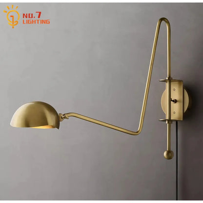مصباح حائط DecorBites™‎ بذراع متأرجحة من النحاس الأسود/الذهبي اللامع للمساحات المعيشية العصرية