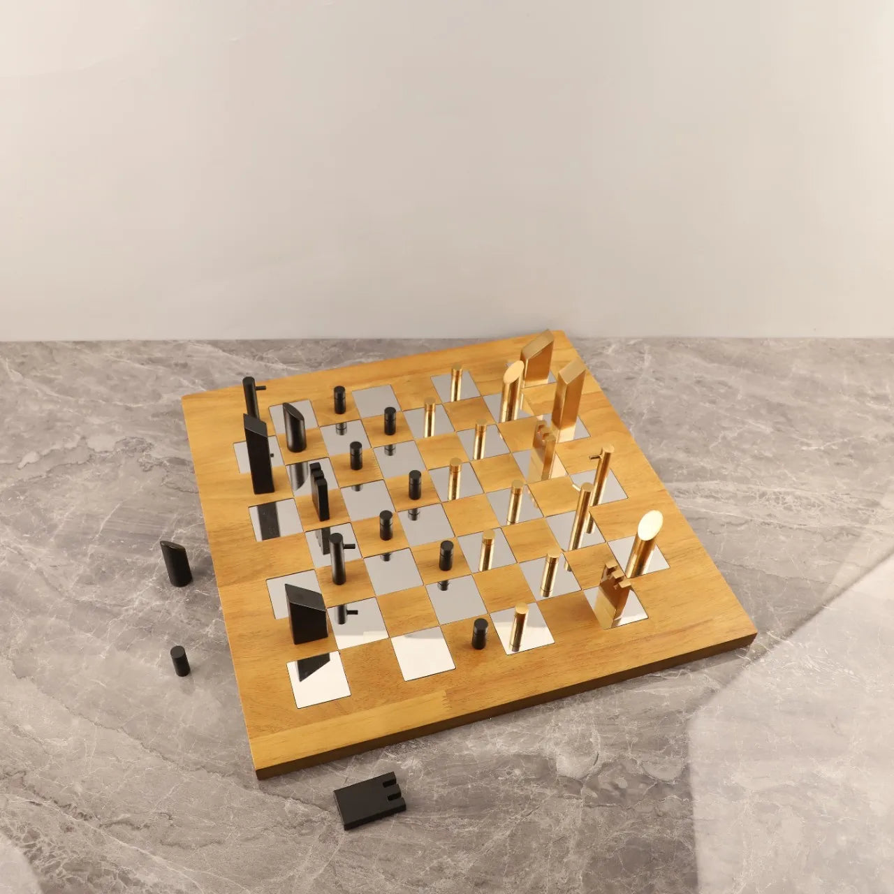 "Juego de ajedrez de bloques geométricos DecorBites™ - Tablero de ajedrez de madera y metal para decoración del hogar"