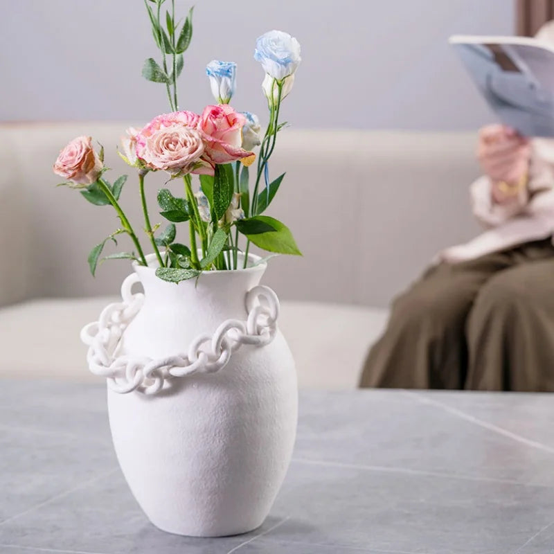 Jarrón de porcelana DecorBites™ con cadena geométrica: elegante decoración para habitaciones y florero.