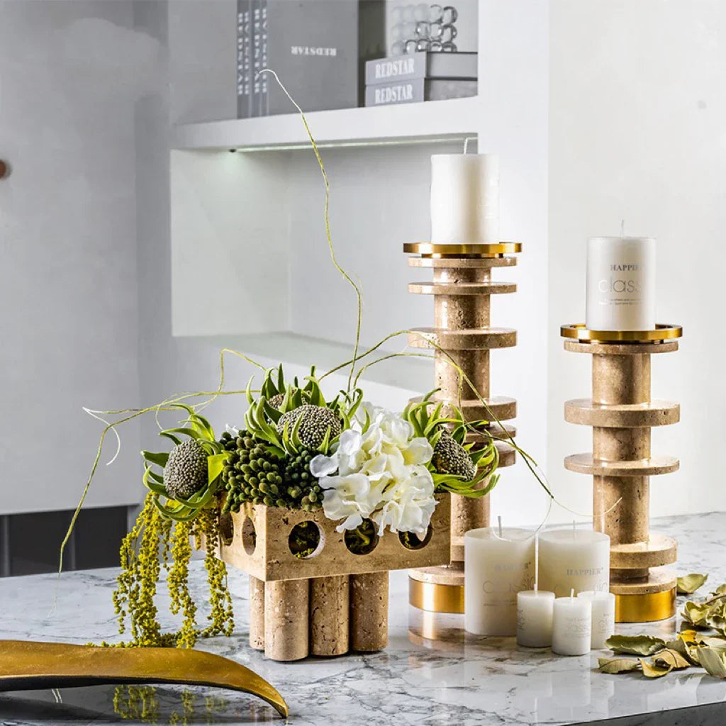 Portavelas DecorBites™ Luxe de mármol travertino marrón con base metálica