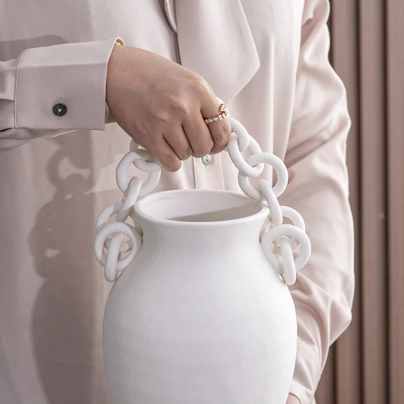 Jarrón de porcelana DecorBites™ con cadena geométrica: elegante decoración para habitaciones y florero.