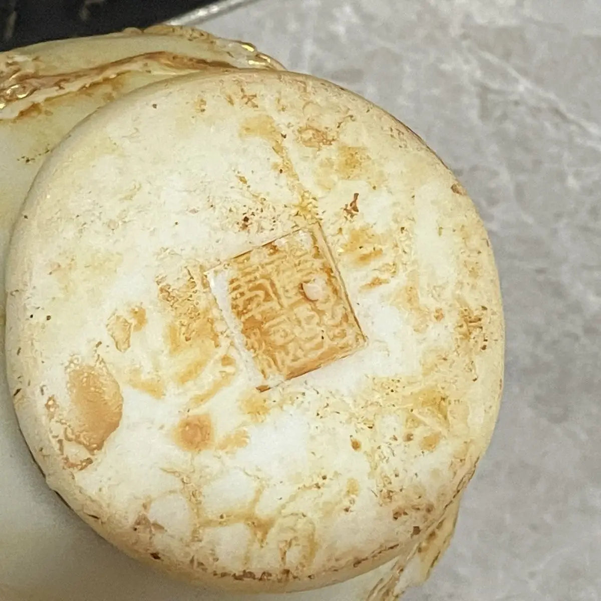 "Jarrón DecorBites™ de mármol blanco y oro con dragones de jade antiguos de las dinastías Ming y Qing"