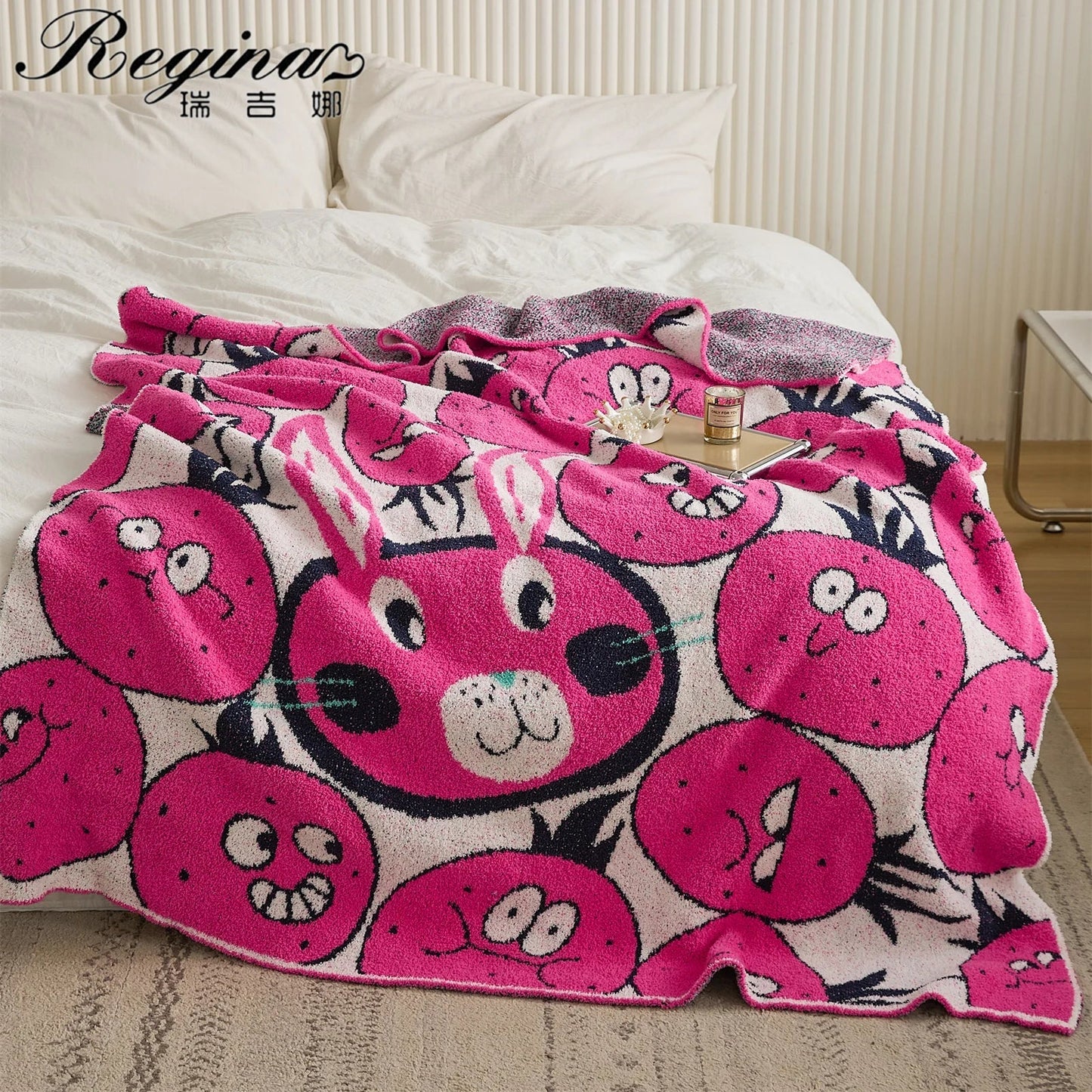 DecorBites™ Kawaii Bee Pattern Cozy Blanket - Super Soft White Spot Edge Design